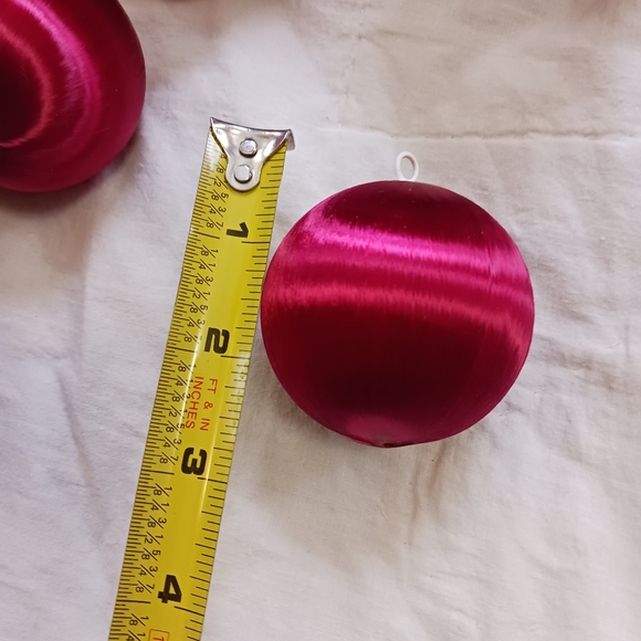 Vintage Lot Of 19 Red Christmas Ornaments Satin Spun Balls Holiday Christmas - Picture 9 of 10